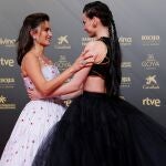 Penélope Cruz (i) y Milena Smit posan en la alfombra roja durante la 36 edición de los Premios Goya.