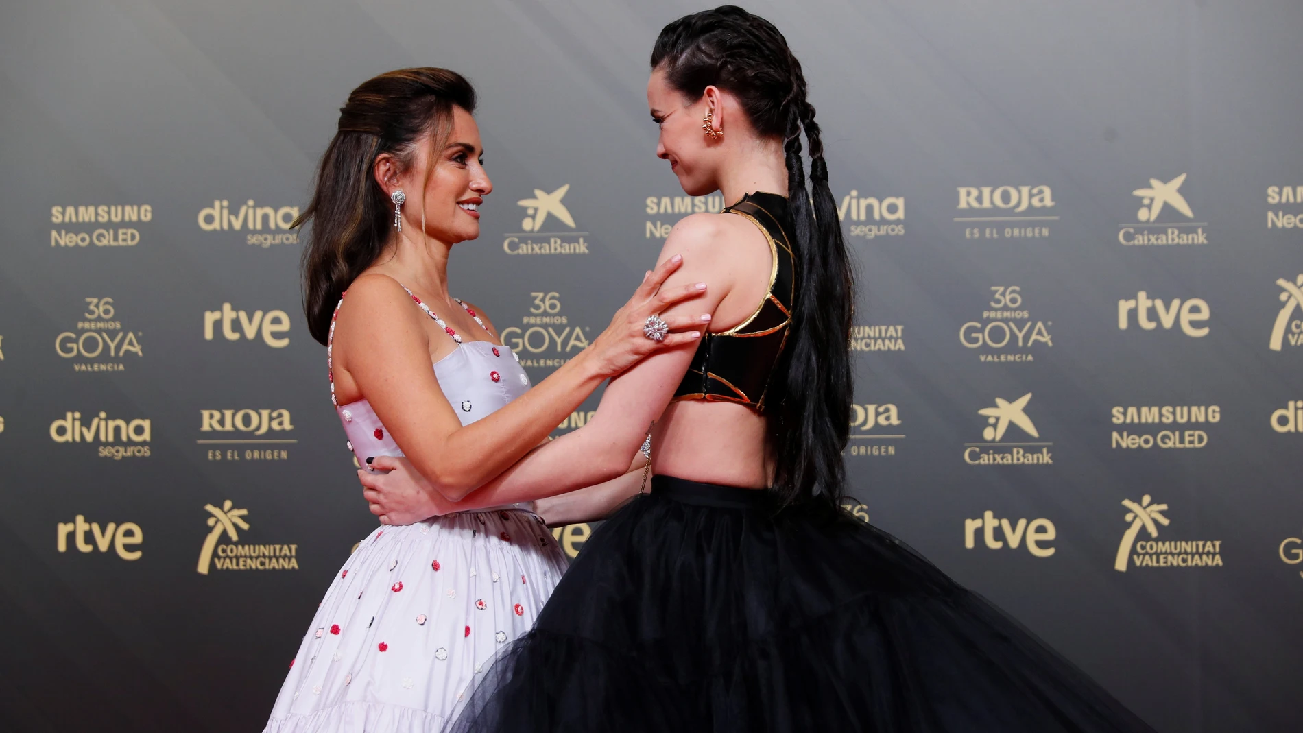 Penélope Cruz (i) y Milena Smit posan en la alfombra roja durante la 36 edición de los Premios Goya.