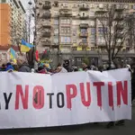 Ucranianos se manifiestan en Kiev portando una pancarta contra Vladimir Putin.