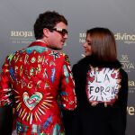 La actriz Macarena Gómez y Aldo Comas posan en la alfombra roja.