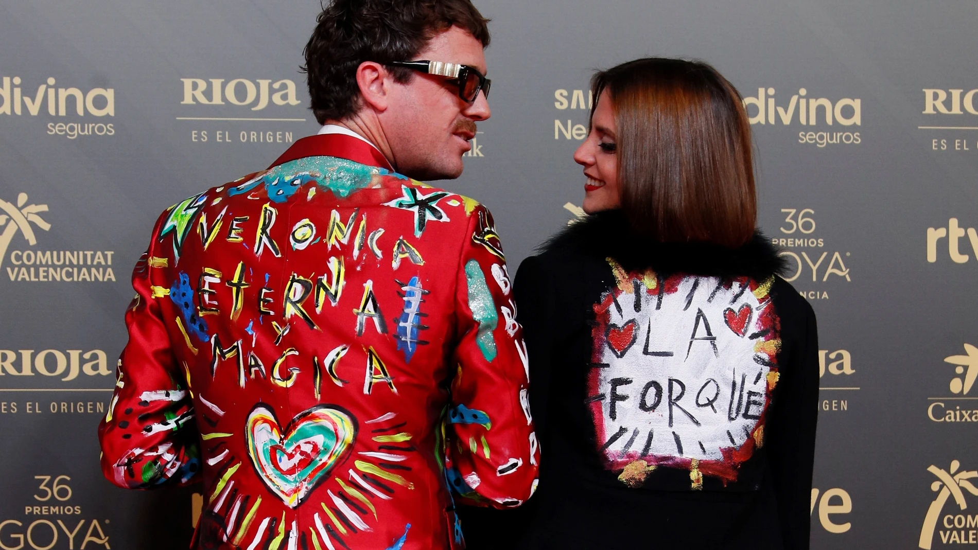 La actriz Macarena Gómez y Aldo Comas posan en la alfombra roja.