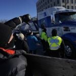 Algunos de los manifestantes, que se oponen a las medidas adoptadas para combatir la pandemia, decidieron abandonar la zona pero otro grupo se mantuvo firme