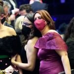 La consellera de Transparencia de Unides Podem, Rosa Pérez Garijo, junto a Mónica Oltra en la gala de los Goya