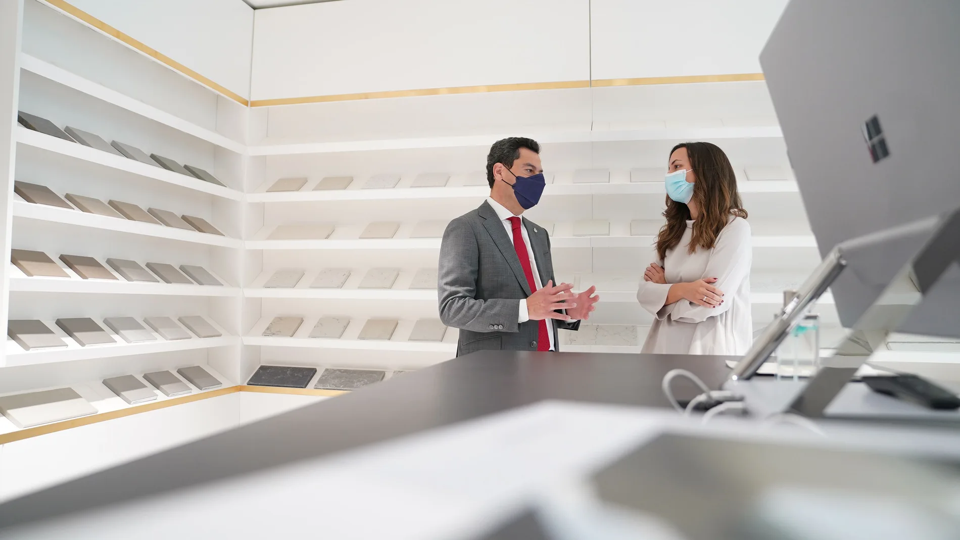 El presidente de la Junta de Andalucía, Juanma Moreno, ayer en Dubai junto a la directora de Cosentino Middle East, Miriam Llano