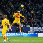 Araujo despeja de cabeza en el derbi contra el Espanyol