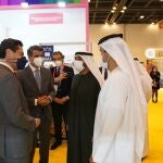 El presidente de la Junta de Andalucía, Juanma Moreno, conversa con el presidente de Emirates, Ahmed Bin Saeed Al Maktoum