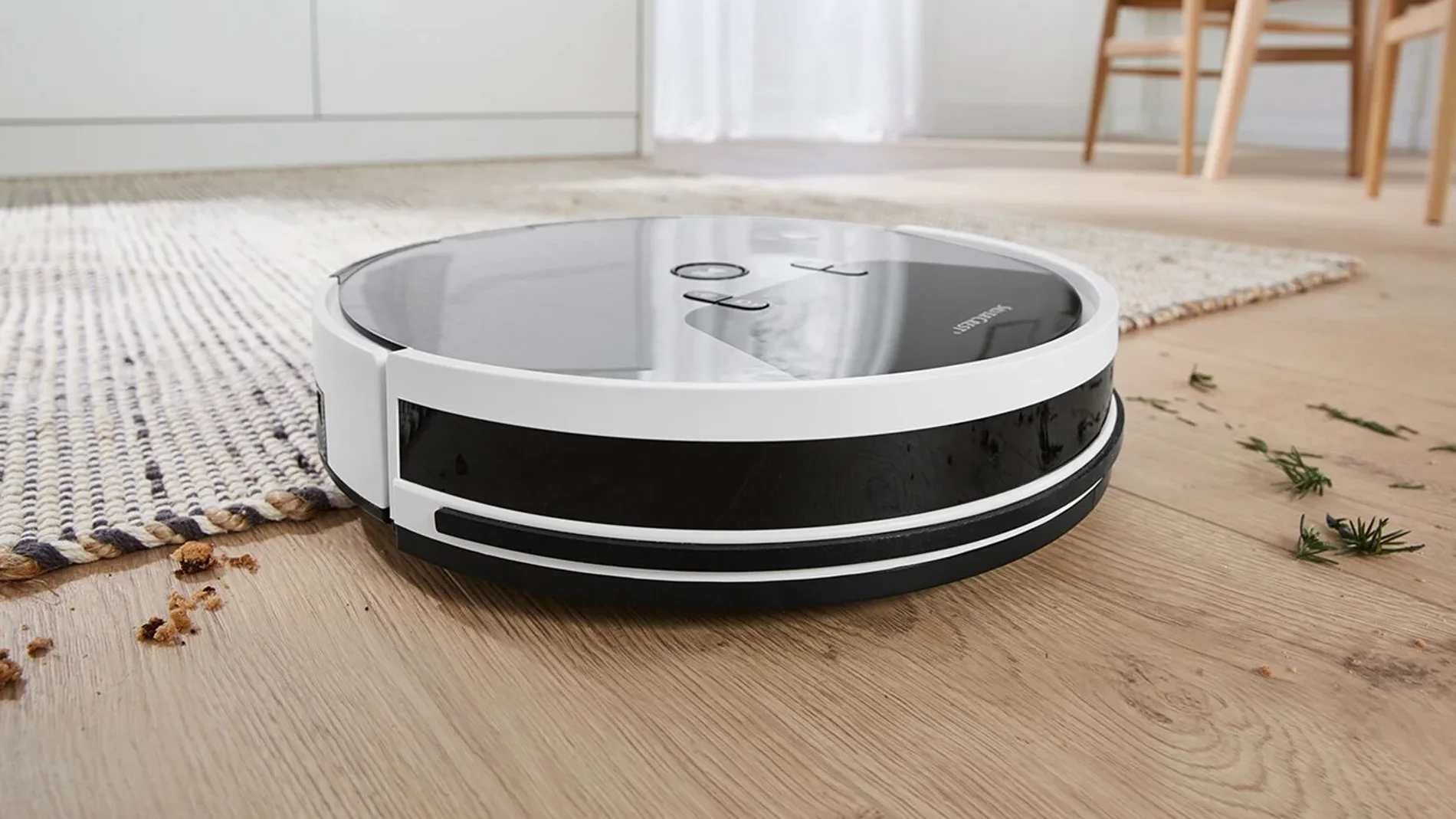 Robot aspirador inteligente de Silvercrest, apto para suelos duros y moquetas de pelo corto