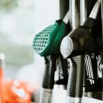 Imagen de archivo de un surtidor de gasolina | Fuente: RawPixel / Chanikarn Thongsu