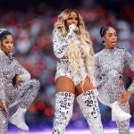 Mary J. Blige actúa durante el espectáculo del descanso de la Super Bowl