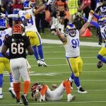 Greg Gaines (91), celebra la victoria de los Rams