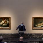 El director del Museo del Prado, Miguel Falomir, entre "Las Majas", de Goya