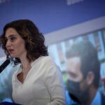 La presidenta de la Comunidad de Madrid, Isabel Díaz Ayuso, (con el líder del PP, Pablo Casado, en la pantalla)