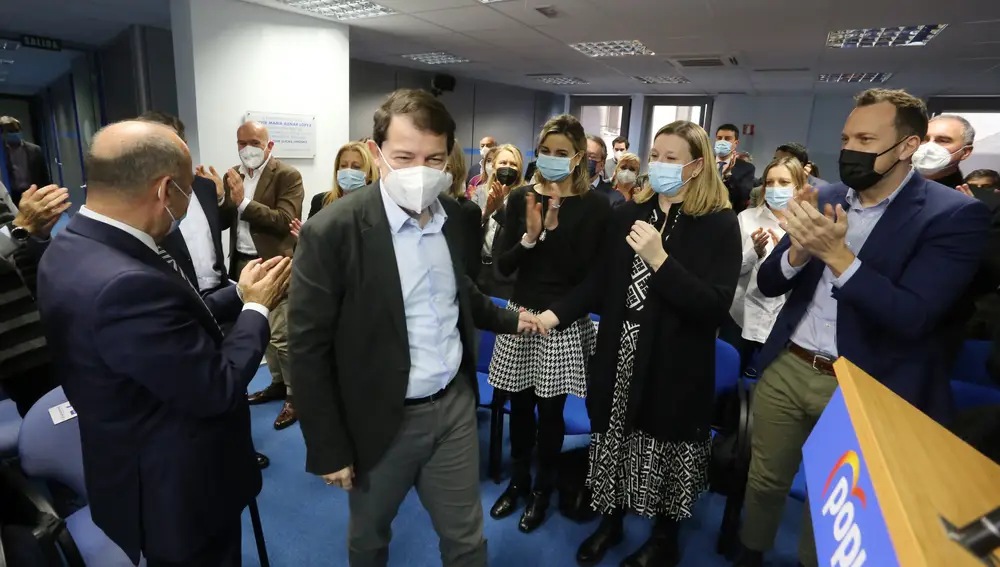 Alfonso Fernández Mañueco recibe la felicitación por la victoria en las elecciones del 13-F por miembros de la Junta directiva