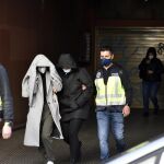 Dos de los detenidos en la operación, custodiados por los agentes
