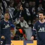 Kylian Mbappé celebra su gol contra el Real Madrid, con Leo Messi a su lado.