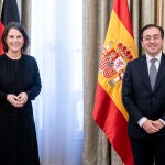 La ministra federal de Asuntos Exteriores de Alemania, Annalena Baerbock, y el Ministro de Asuntos Exteriores, Unión Europea y Cooperación, José Manuel Albares, posan en el Palacio de Viena