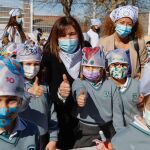 Susana Pérez Quislant, junto a los alumnos del colegio Alarcón