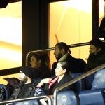 Sergio Ramos y Pilar Rubio, en las gradas del Parque de los Príncipes durante el PSG-Real Madrid.