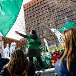 Varias personas, con banderas de CSIF, se manifiestan frente al Ministerio de Sanidad, a 16 de febrero de 2022, en Madrid (España)