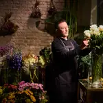 Julián Carranza, de la Floristería “El Florista”, en la calle Almadén 12, en pleno Barrio de Las Letras