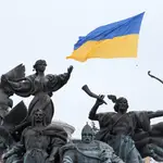 Un dron sobrevuela con la bandera de Ucrania el monumento a los fundadores de Kiev, con motivo del Día de la Unidad que se celebraba hoy.