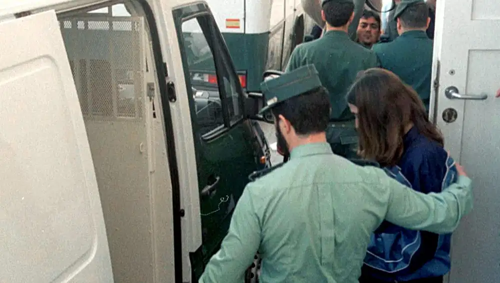 CAD01. CADIZ.- La joven Raquel sale del juzgado de menores de Cádiz bajo la protección de la Guardia Civil tras suspenderse hasta el próximo 5 de noviembre el juicio de responsabilidad civil por el asesinato de Clara García Casado, por el que fue condenada penalmente junto a Iria. Ambas eran compañeras de instituto de la víctima. EFE/ANGEL MOVELLAN