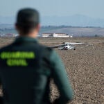 Un hombre de nacionalidad británica ha fallecido este miércoles tras estrellarse la avioneta con la que volaba en una zona de campo en la localidad sevillana de Utrera. EFE/David Arjona