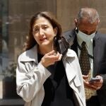 La candidata presidencial Íngrid Betancourt (c) sale de la Corte Suprema tras declarar en una indagación preliminar que involucra a Piedad Córdoba, hoy, en Bogotá (Colombia)