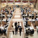 Funcionarios atendiendo a los ciudadanos