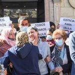 Los vecinos y amigos abrazan a Hakima, la madre de la menor asesinada