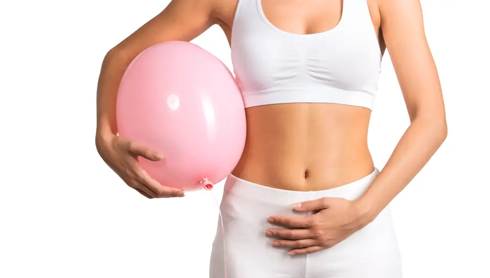 Entre el conjunto de síntomas del SIBO están la distensión y dolor abdominal, meteorismo, flatulencia, diarrea o estreñimiento