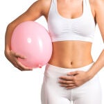 Entre el conjunto de síntomas del SIBO están la distensión y dolor abdominal, meteorismo, flatulencia, diarrea o estreñimiento