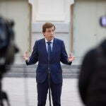 El alcalde de Madrid, José Luis Martínez-Almeida, atiende a los medios de comunicación, en el Patio de Cristal del Palacio de Cibeles