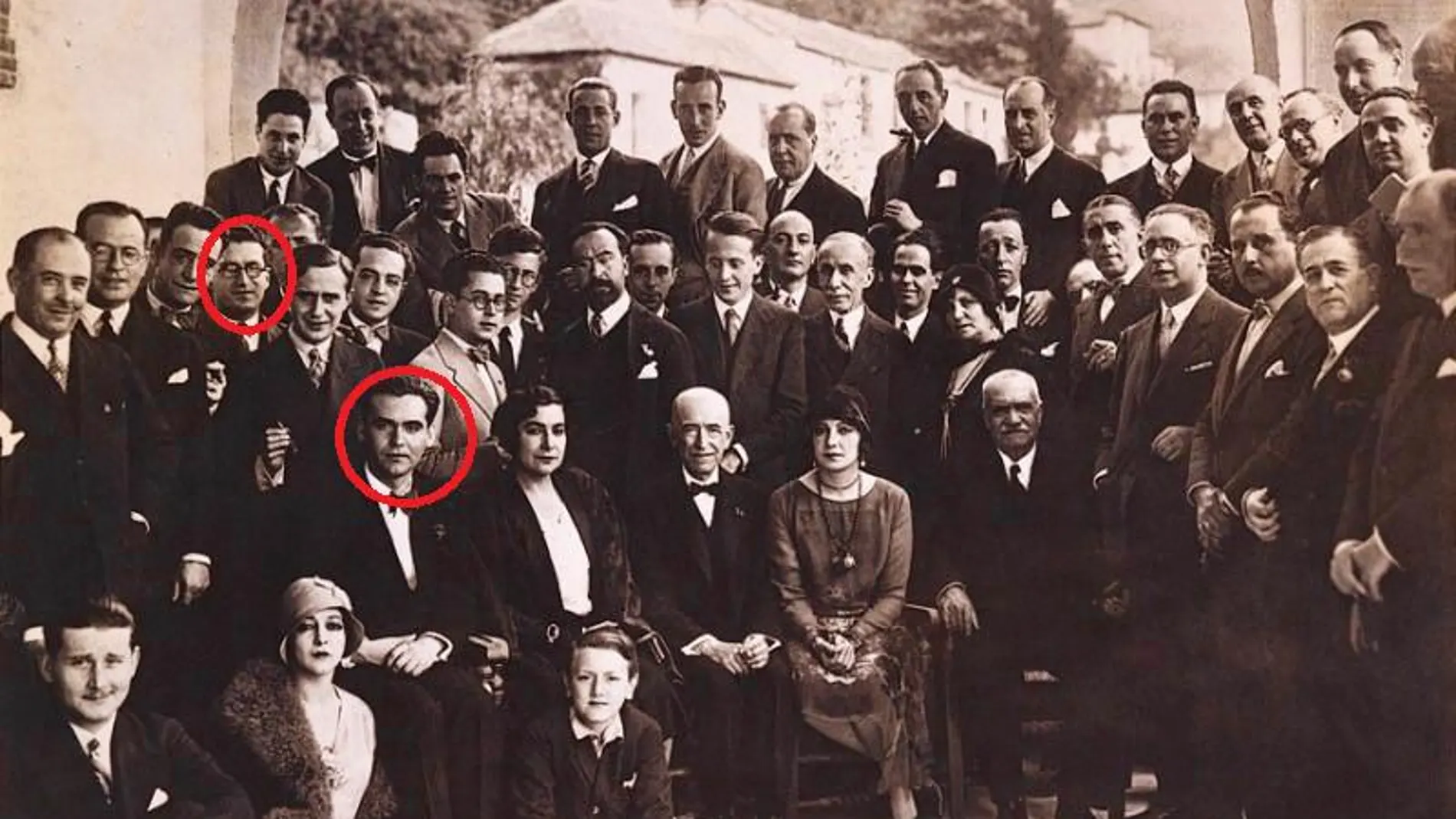 Homenaje a Federico García Lorca y Margarita Xirgu con motivo del estreno de "Mariana Pineda" en Granada, 1927. En círculos marcados Joaquín Amigo y Lorca