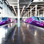 Dos trenes de Avlo, el AVE “low cost” de Renfe en la estación madrileña de Atocha