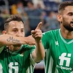 Andrés Guardado celebra con Willian Jose el gol del triunfo del Betis ante el Zenit