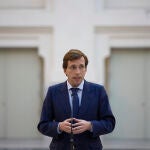 El alcalde de Madrid, José Luis Martínez-Almeida, atiende a los medios de comunicación,