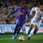 Ousmane Dembele se marcha de Juan Jesus en el Barcelona - Nápoles de la Liga Europa