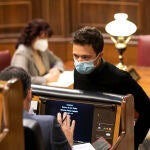 El líder de Más País, Íñigo Errejón, habla con el presidente del Gobierno, Pedro Sánchez, durante el pleno del Congreso el 10 de noviembre de 2021