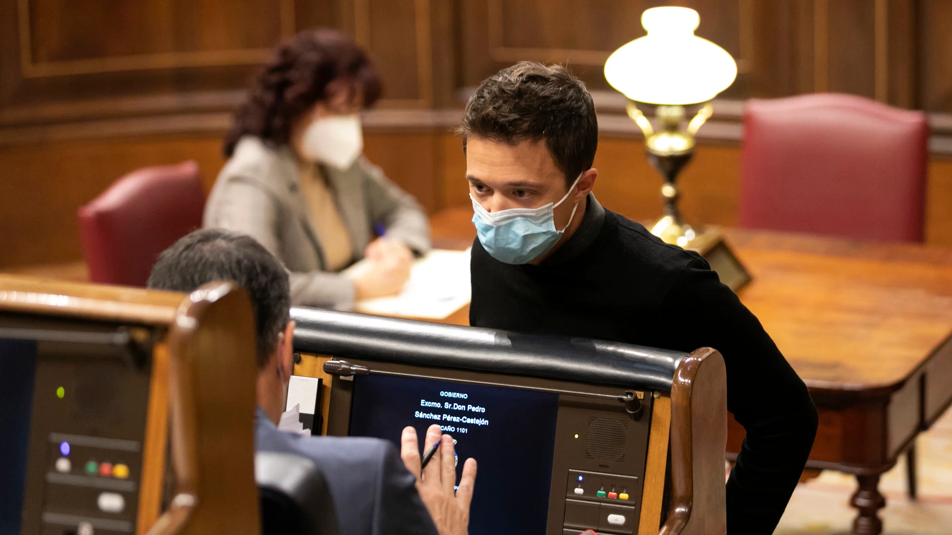 El líder de Más País, Íñigo Errejón, habla con el presidente del Gobierno, Pedro Sánchez, durante el pleno del Congreso el 10 de noviembre de 2021