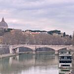 Puente sobre el Tíber y la cúpula de San Pedro al fondo