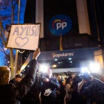 Concentración en la sede del PP a favor de Isabel Díaz Ayuso