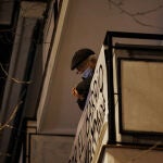José Manuel, de 79 años, en la terraza de su domicilio de la calle Vía Carpetana 109 mientras intentan desahuciarle junto a su mujer, de 82 años, en Carabanchel, a 18 de febrero de 2022, en Madrid, (España).