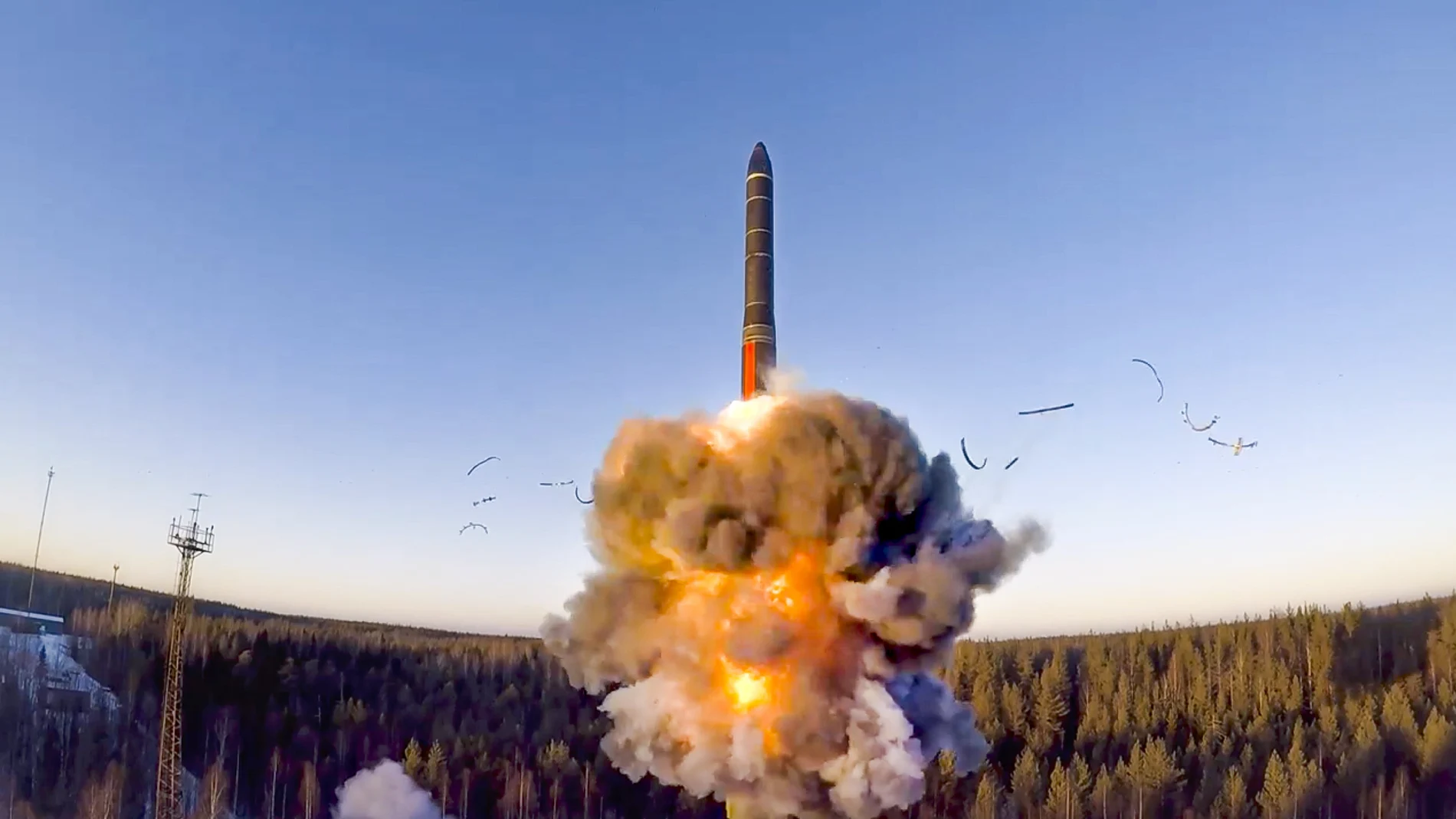 Lanzamiento de un misil balístico intercontinental ruso desde tierra desde las instalaciones de Plesetsk en el noroeste de Rusia. en 2020