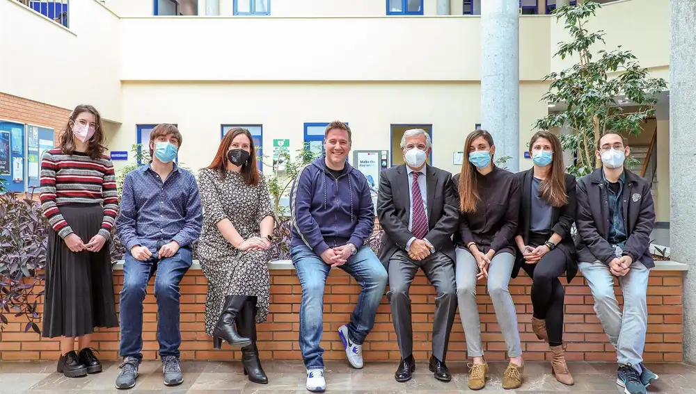 Científicos de la UMA analizan el cerebro de Carlos Latre para evaluar su habilidad como imitador de voces. En la imagen, el equipo investigador y el humorista e imitador