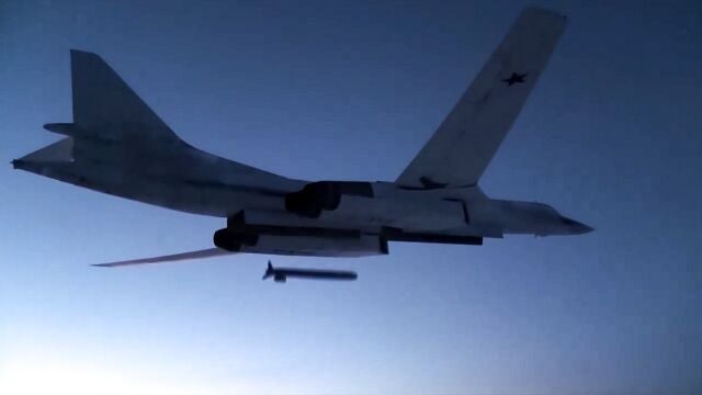 Un bombardero estratégico ruso Tu-160 dispara un misil de crucero a objetivos de prueba, durante ejercicios militares, Rusia en 2020