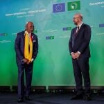 El ministro de Exteriores ugandés, Jeje Odongo, pasó de largo de Ursula von der Leyen y solo saludó a Charles Michel y Emmanuel Macron
