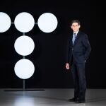 El presidente de Telefónica, José María Álvarez-Pallete, con el logo de la compañía