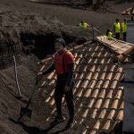 Vicente Leal sobre el tejado de su casa, en Las Manchas, El Paso, en la isla canaria de La Palma