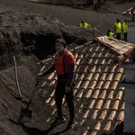 Vicente Leal sobre el tejado de su casa, en Las Manchas, El Paso, en la isla canaria de La Palma